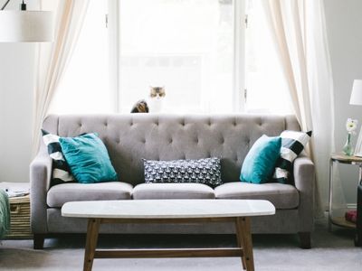 Jak wybrać odpowiednią sofę do salonu: Kompleksowy przewodnik